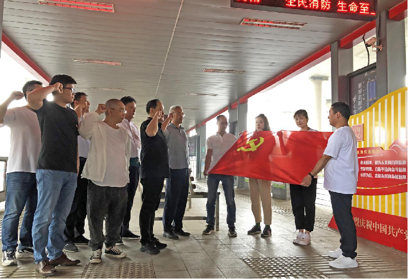 赫喆团支部组织召开“老党员重温入党誓词”主题活动
