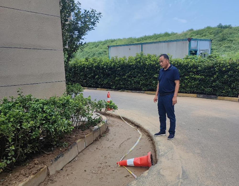 瓦力棋牌(中国)党委委员、副总经理祁红军到柳林安置区检查督导消防整改和验收工作